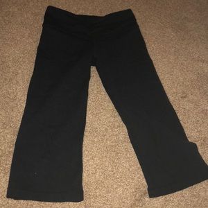 black lululemon cropped leggings